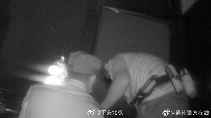 【男子凌晨欲跳楼轻生 民警紧急救援保平安】 警务在线 第1张 【男子凌晨欲跳楼轻生 民警紧急救援保平安】 警务在线 第1张