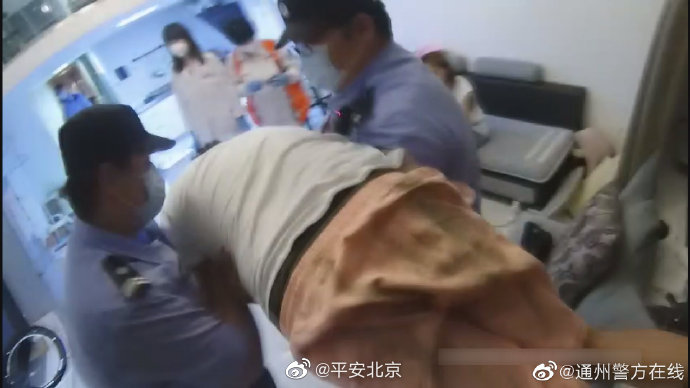 【男子凌晨欲跳楼轻生 民警紧急救援保平安】 警务在线 第2张 【男子凌晨欲跳楼轻生 民警紧急救援保平安】 警务在线 第2张